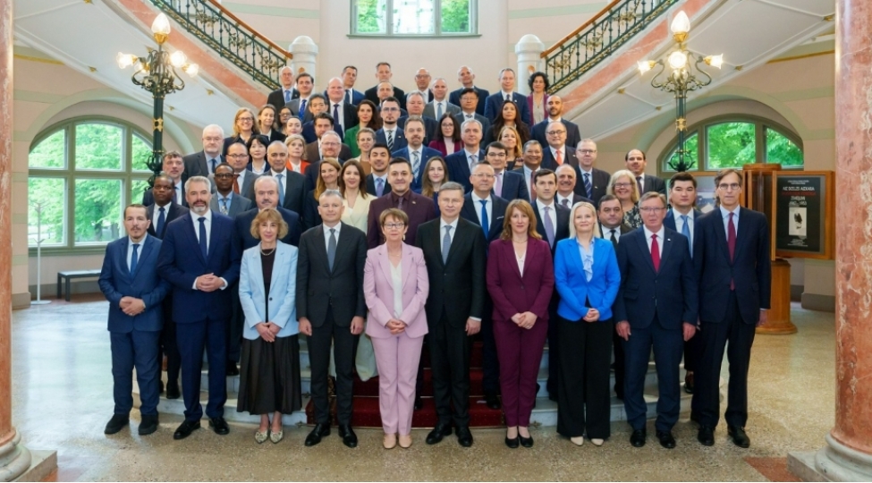 ayib-in-riqadaki-plenar-sessiyasinda-azerbaycanin-ishgaldan-azad-edilmish-erazilerinin-berpasindan-danishilib