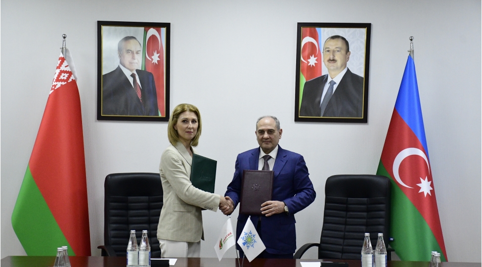 yeni-azerbaycan-partiyasi-ile-belaya-rus-partiyasi-arasinda-qarshiliqli-anlashma-ve-emekdashliq-memorandumu-imzalanib