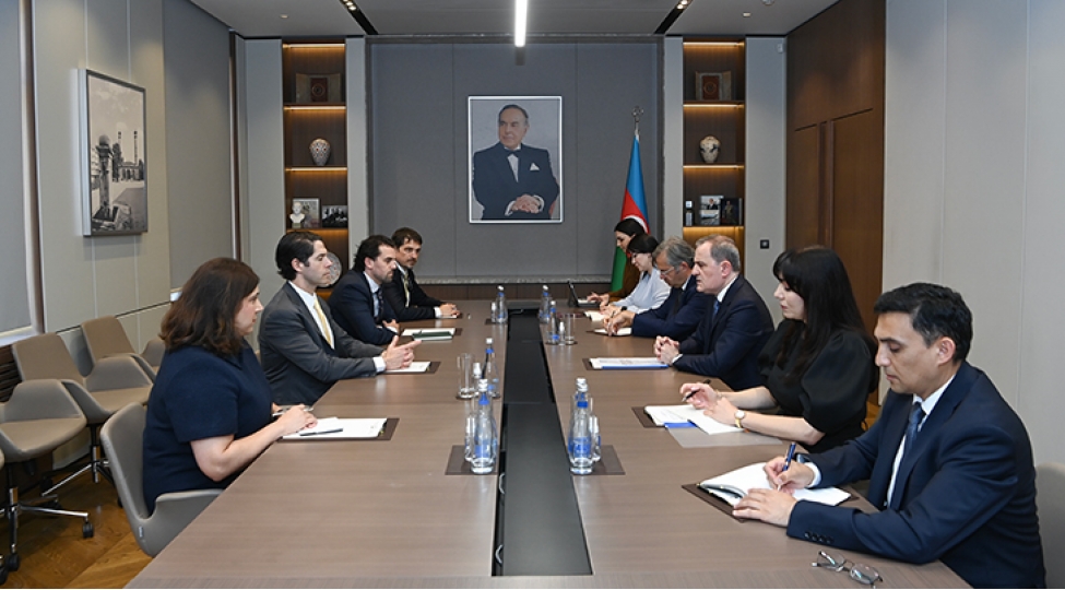 ceyhun-bayramov-ben-blekle-tripp-layihesinin-icrasini-muzakire-edib