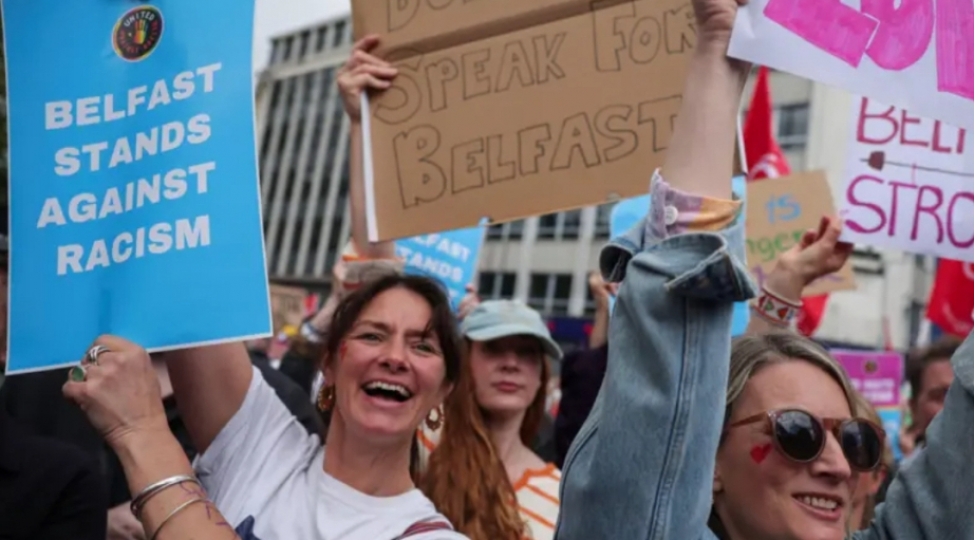 belfastda-irqi-ayri-sechkiliye-qarshi-aksiyaya-minlerle-insan-qatilib