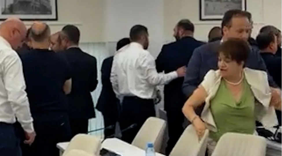 irevanda-agsaqqallar-shurasinin-iclasi-zamani-kutlevi-dava-bash-verib