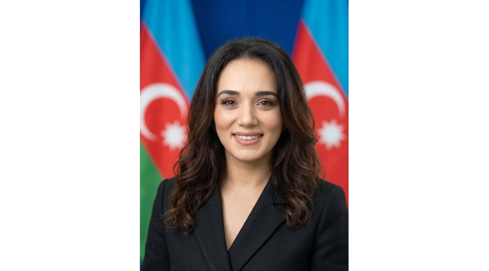 muellim-bugun-sadece-bilik-oturen-deyil-o-deyer-ashilayan-insandir