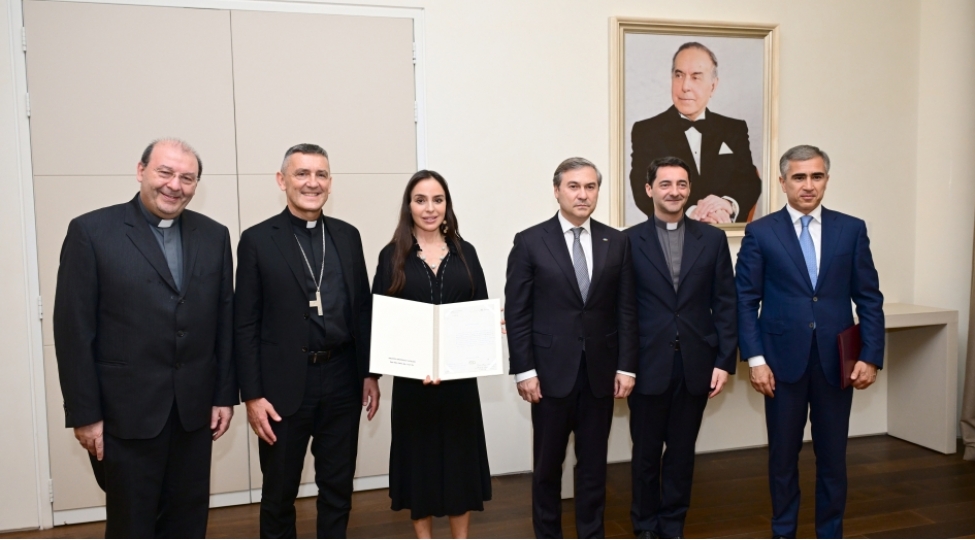 heyder-eliyev-fondunun-vitse-prezidenti-leyla-eliyeva-vatikan-apostol-kitabxanasi-ve-apostol-arxivinin-rehberi-ile-gorushub