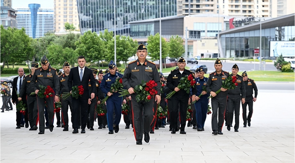 mudafie-nazirliyinin-rehber-heyeti-fexri-xiyaban-zefer-parki-ve-herbi-memorial-mezarligi-ziyaret-edib-video