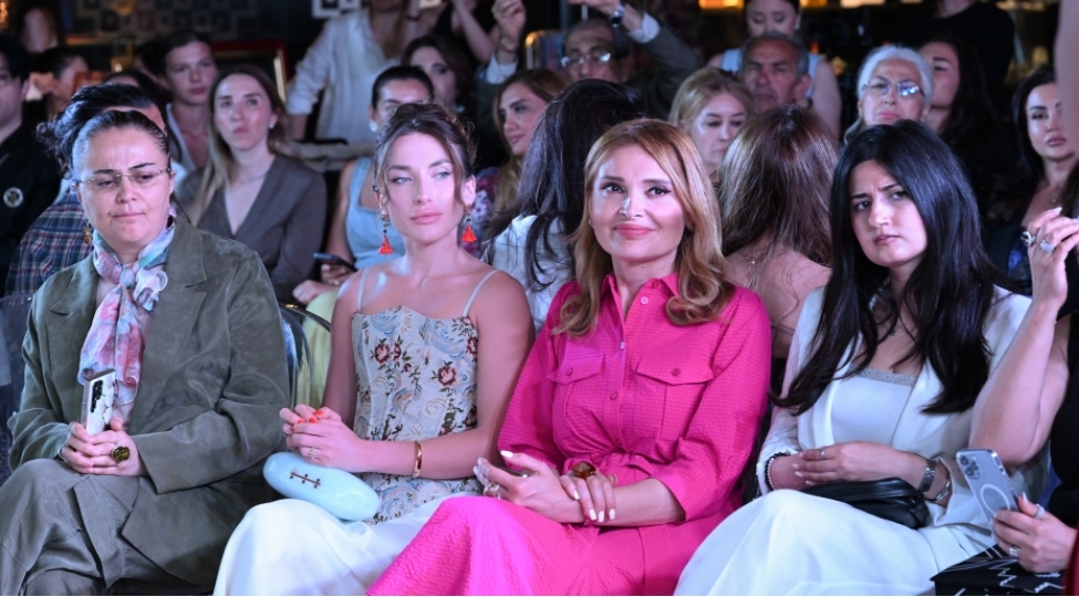 azerbaycan-milli-xalcha-muzeyinde-zamanin-naxishlari-moda-numayishi-teshkil-olunub-foto
