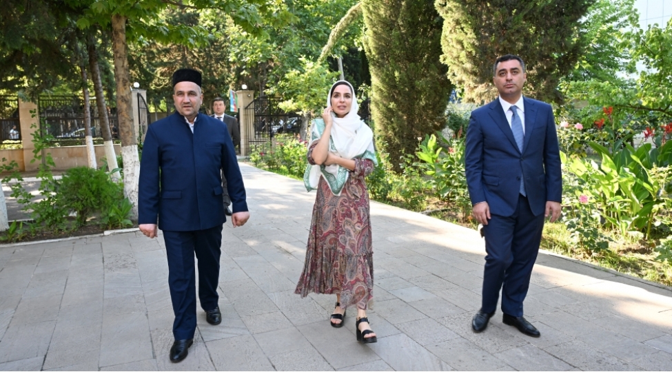 leyla-eliyeva-yevlaxda-cume-mescidini-ziyaret-edib