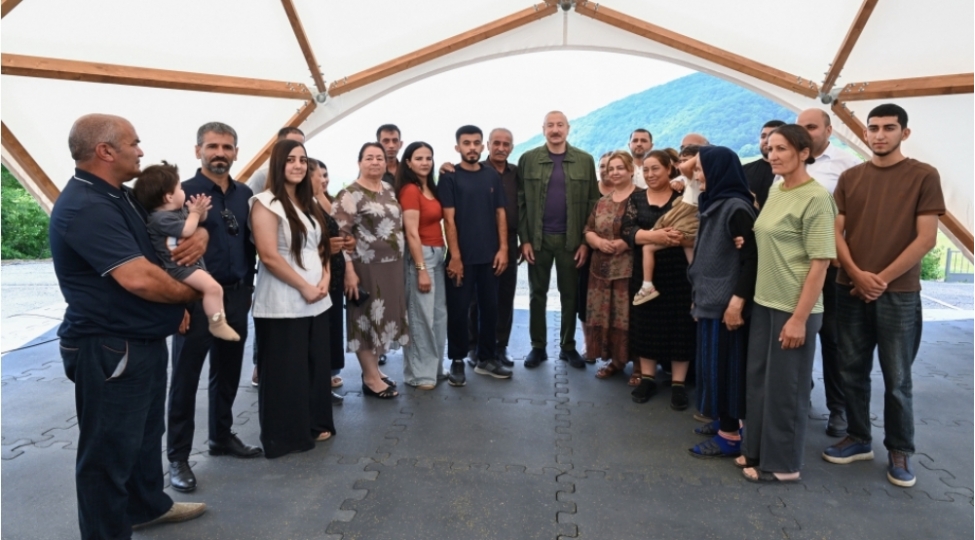 Prezident İlham Əliyev Şuşanın Kiçik Qaladərəsi kəndində görülən işlərlə tanış olub və kəndə qayıdan sakinlərlə görüşüb - 