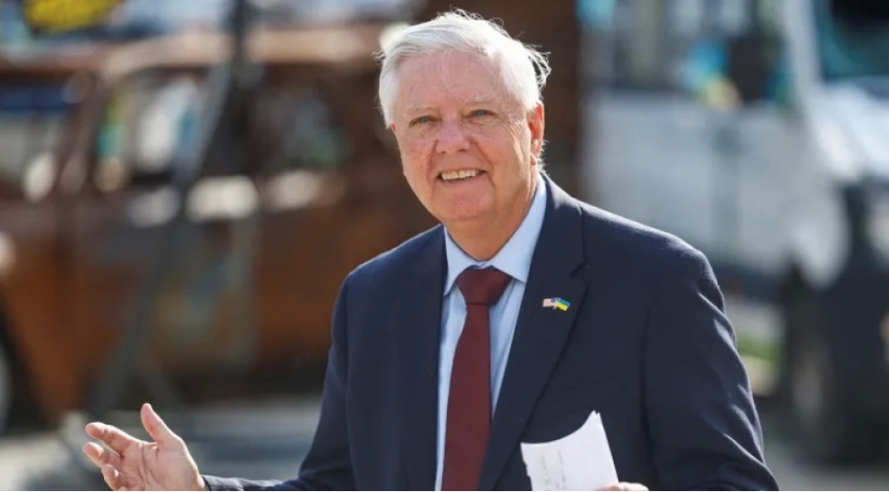 ag-ev-senatorun-olumu-ile-elaqedar-bayraqlari-yariya-endirib