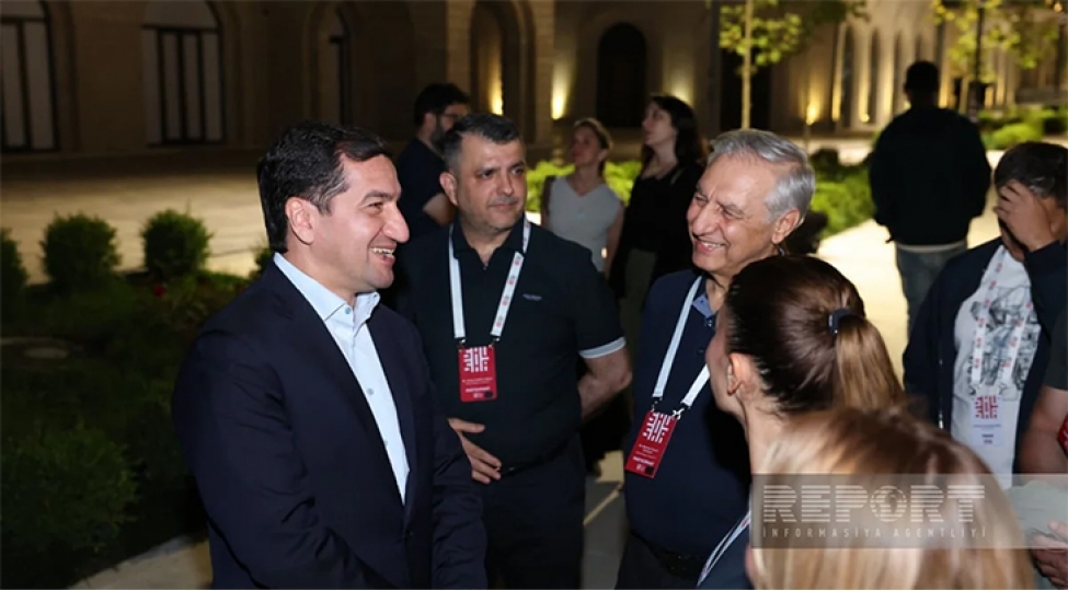 hikmet-haciyev-iv-shusha-qlobal-media-forumunun-ishtirakchilari-ile-gorushub