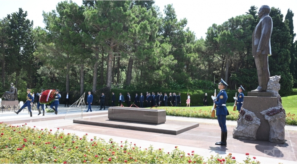 slovakiya-prezidenti-fexri-xiyabanda-umummilli-lider-heyder-eliyevin-mezarini-ziyaret-edib