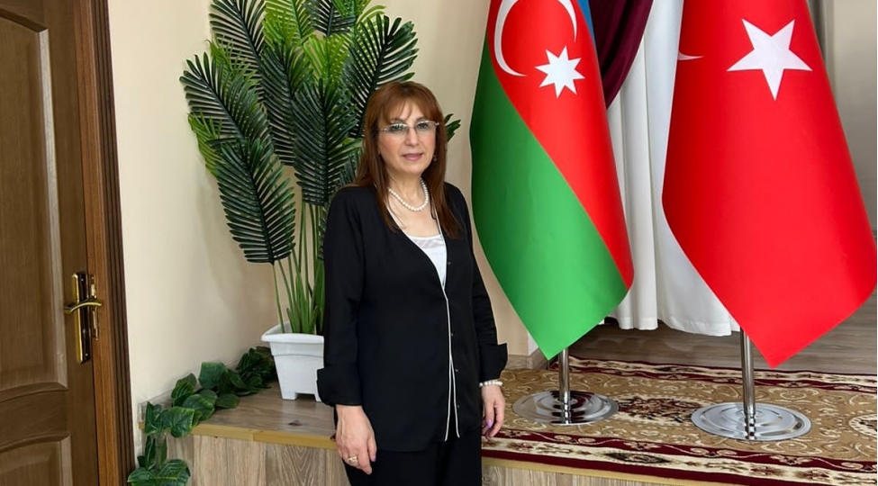 muellimlik-yalniz-bilik-oturmek-deyil-hem-de-dushunmeyi-arashdirmagi-izah-etmeyi-sual-vermeyi-ve-heyati-anlamagi-oyretmek-senetidir-musahibe