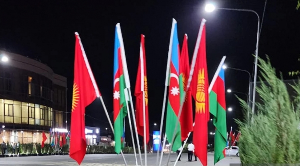 cholpon-ata-sheheri-azerbaycan-ve-qirgizistan-bayraqlari-ile-bezedilib