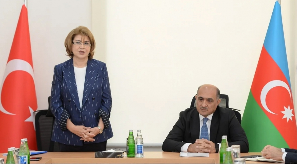 turkiye-azerbaycan-universitetinin-ilk-rektoru-kollektive-teqdim-olunub
