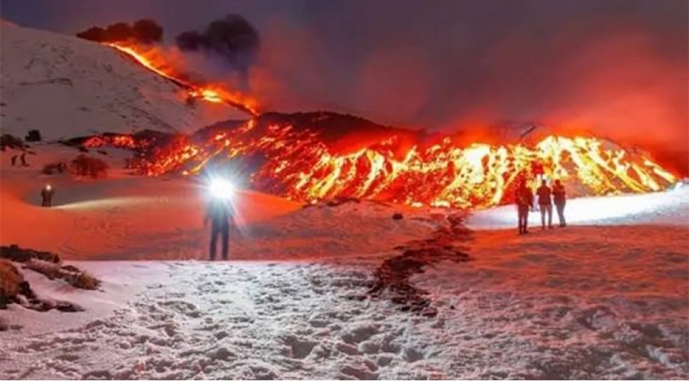 etna-vulkani-puskurur-turistler-xeberdarliqlara-mehel-qoymadan-bolgeye-axishirlar