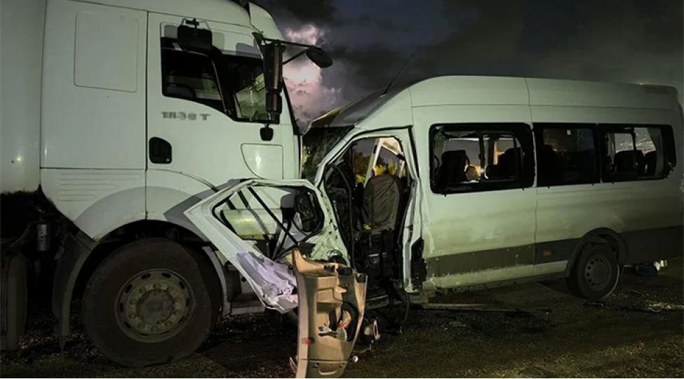 turkiyede-avtobus-yuk-mashini-ile-toqqushub-olen-ve-xesaret-alanlar-var