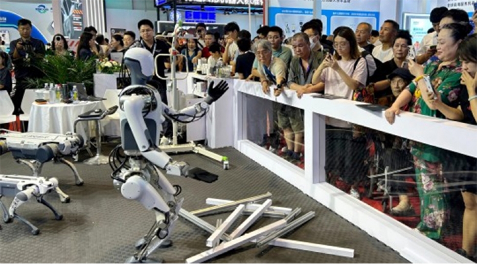 pekinde-dunya-robototexnika-sergisininde-yeni-model-humanoid-robotlar-teqdim-edilib