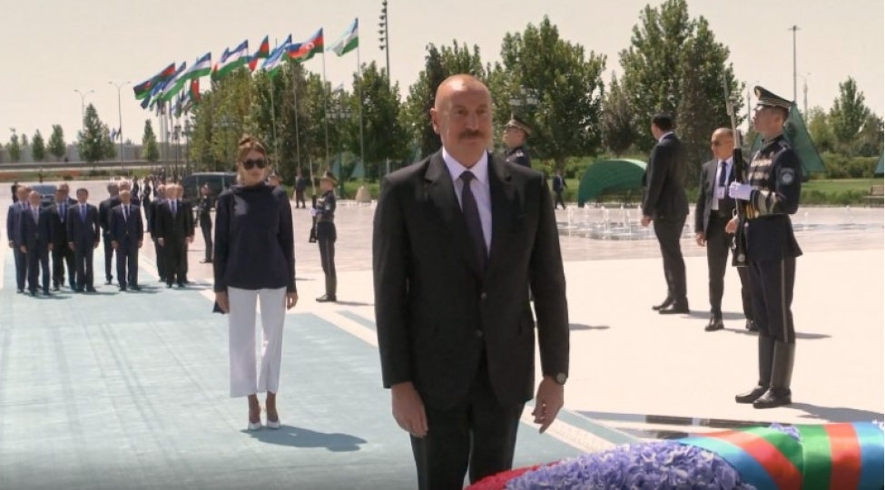 prezidentve-birinci-xanim-dashkendde-umummilli-lider-heyder-eliyevin-memorial-kompleksinin-onune-gul-desteleri-qoyublar