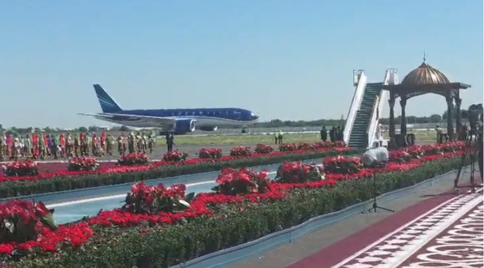 Prezidentin təyyarəsi Buxara aeroportuna endi -