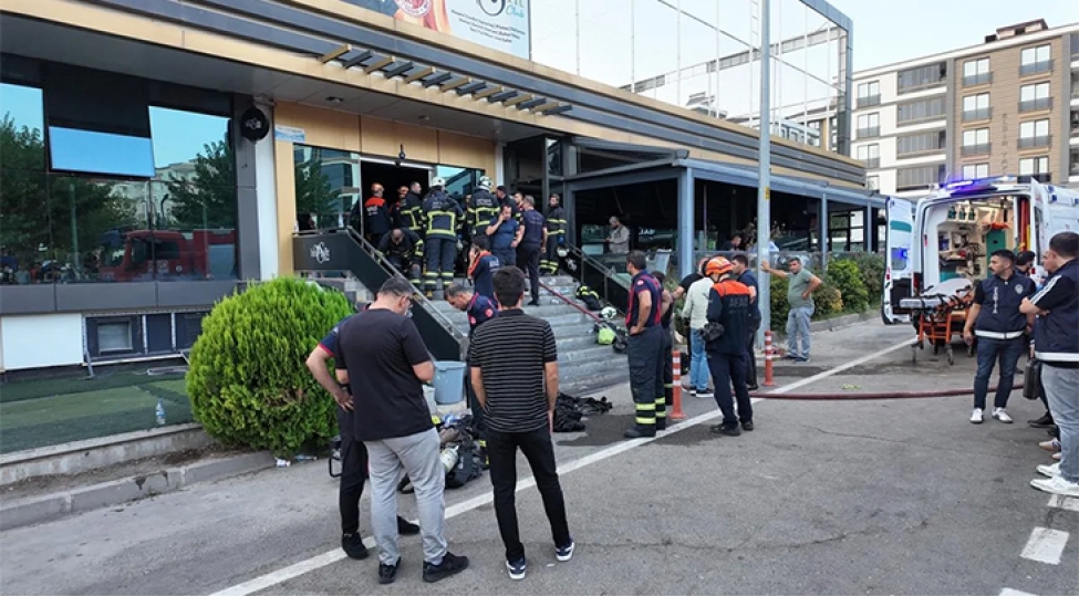 turkiyede-idman-zalinda-yangin-bash-verib-olen-ve-yaralananlar-var