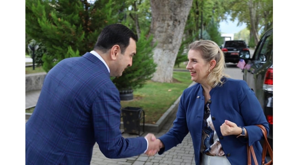absh-in-azerbaycandaki-muveqqeti-ishler-vekili-emi-karlon-ismayillida-seferde-olub