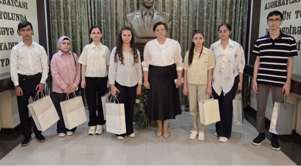 yap-berde-rayon-teshkilatibu-il-rayonun-650-den-yuksek-bal-toplayaraq-telebe-adi-qazanmish-mezunlarla-gorush-kechirib