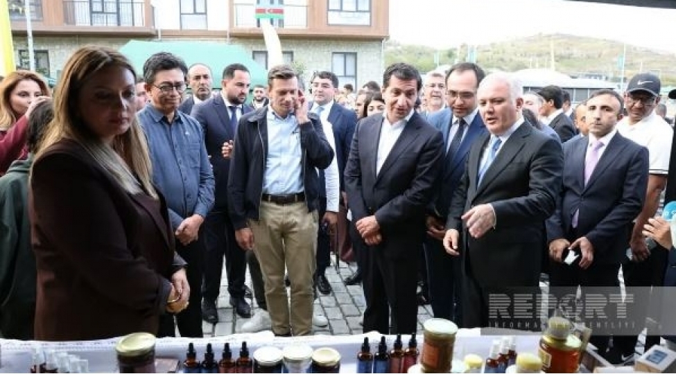 diplomatlar-bal-festivalinda-da-ishtirak-edibler