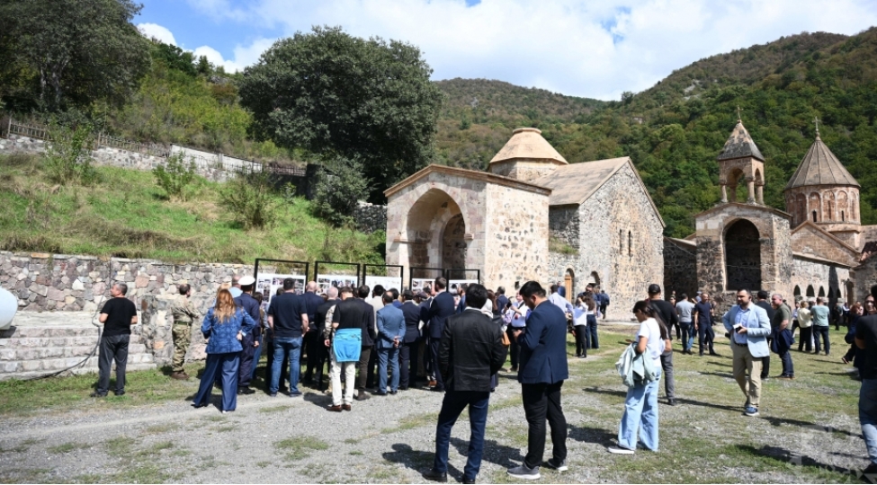 diplomatlar-xudaveng-monastir-kompleksini-ziyaret-edibler