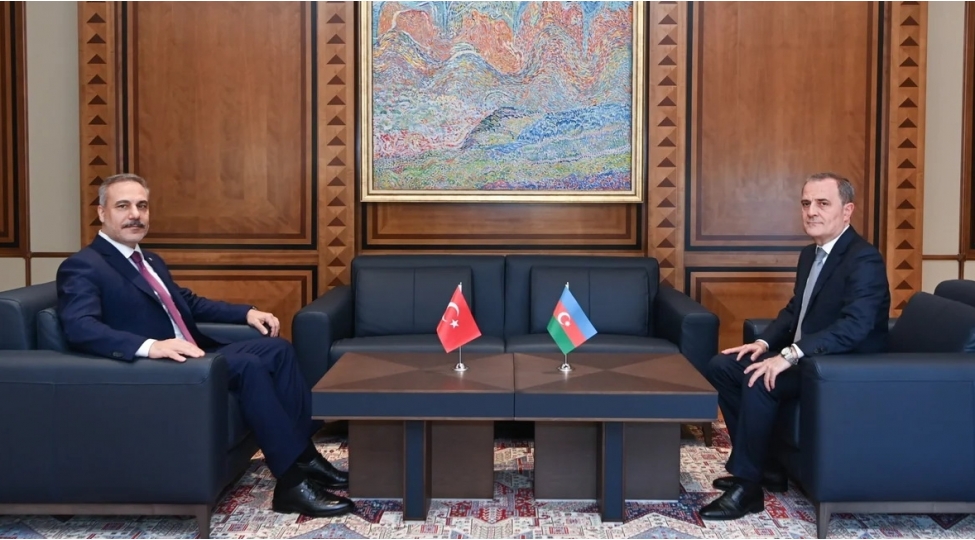 ceyhun-bayramovla-hakan-fidan-arasinda-tekbetek-gorush-olub