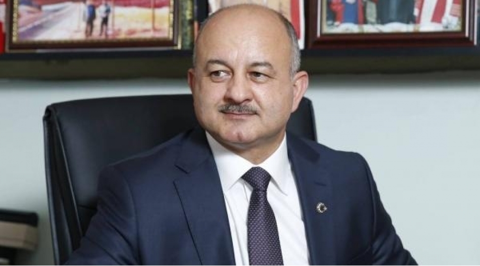 elchin-isgenderzadenin-sheirlerini-oxuyarken-
