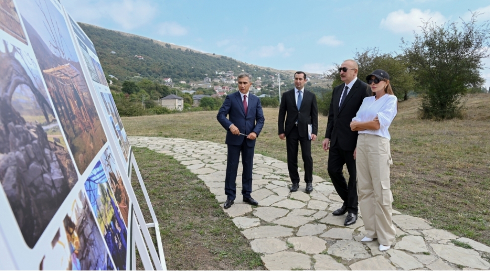 prezident-ilham-eliyev-shamaxida-pir-omer-sultan-ziyaretgahinda-aparilan-konservasiya-ishleri-ile-tanish-olub-yenilenibfoto