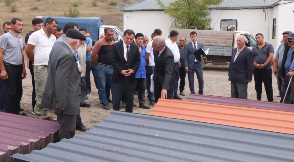 dolu-neticesinde-evlerinin-dam-ortuyune-ziyan-deymish-sakinlere-dam-ortuyu-materiallarinin-verilmesine-bashlanilib