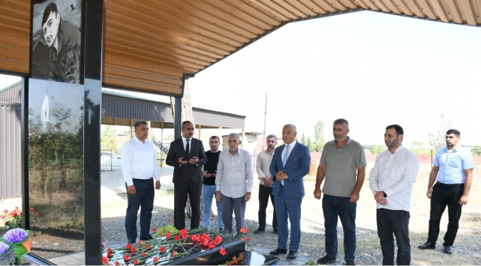 shehid-mezarlari-ziyaret-olunub