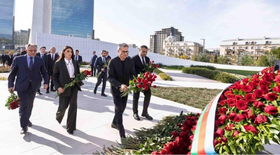 azergold-qsc-nin-kollektivi-zefer-parkini-ve-shehid-emekdashlarinin-mezarlarini-ziyaret-edib