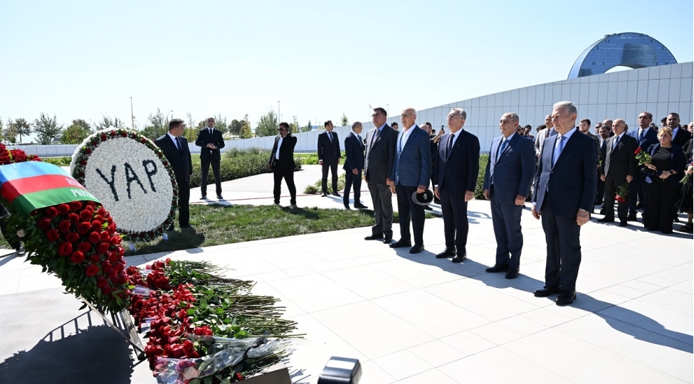 yeni-azerbaycan-partiyasinin-numayendeleri-zefer-parkini-ziyaret-edibler-video