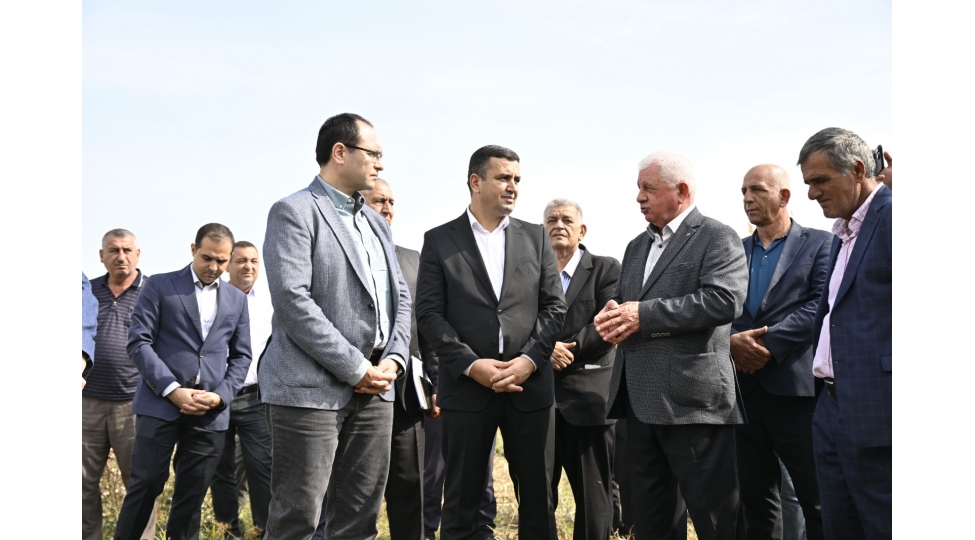 nazir-mecnun-memmedov-saatlida-pambiq-yigimi-prosesinde-ishtirak-edib-fermerlerle-gorushub