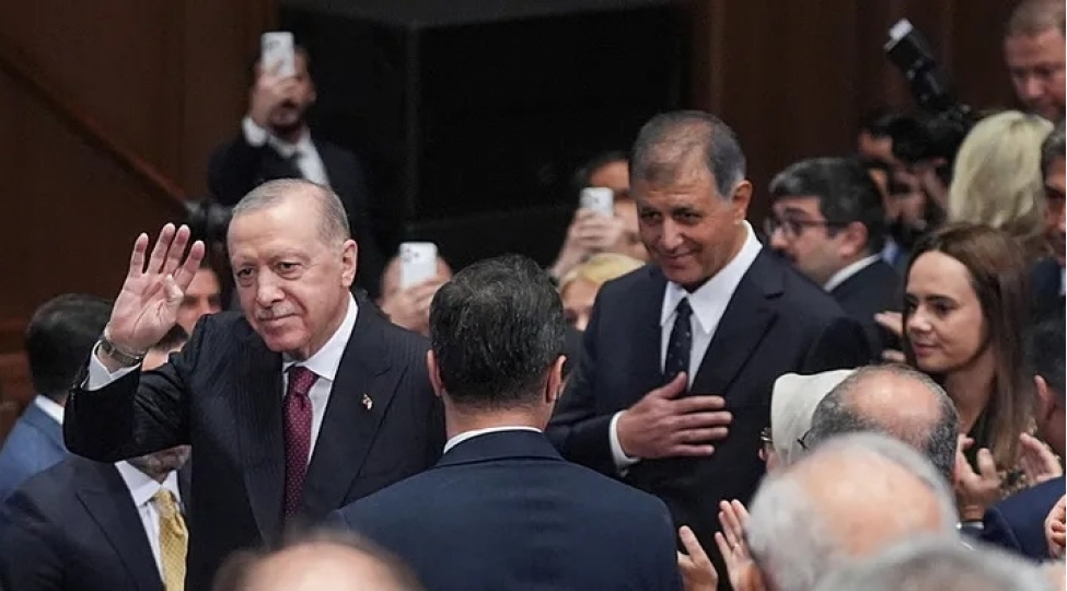 erdogan-chp-den-istefa-veren-belediyye-sedrine-ak-partinin-nishanini-teqdim-edib