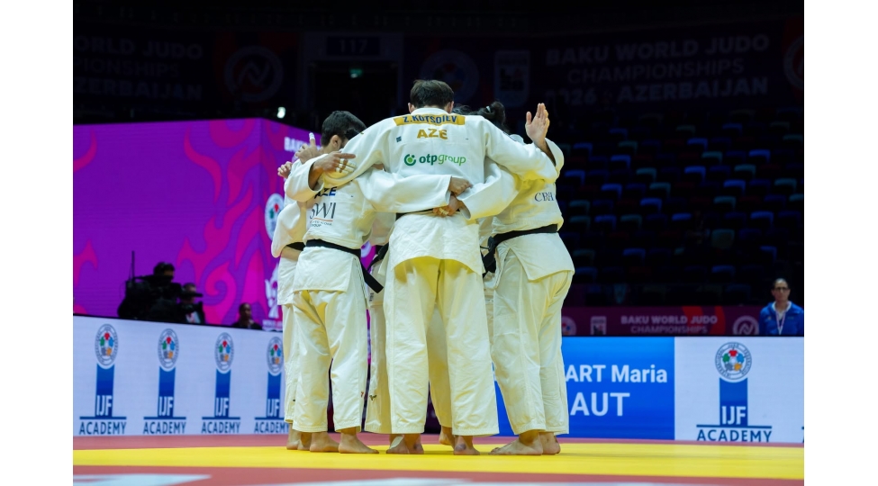 cudo-uzre-boyukler-arasinda-dunya-chempionatinin-sonuncu-yarish-gununde-qarishiq-komanda-mubarizesine-start-verilib