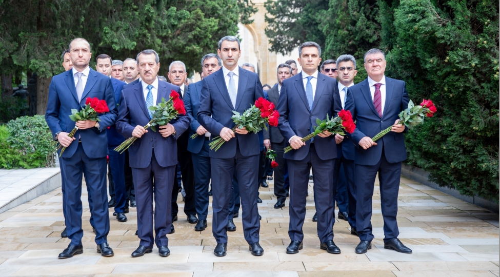 ady-kollektivi-peshe-bayrami-munasibetile-fexri-ve-shehidler-xiyabanlarini-ziyaret-edib