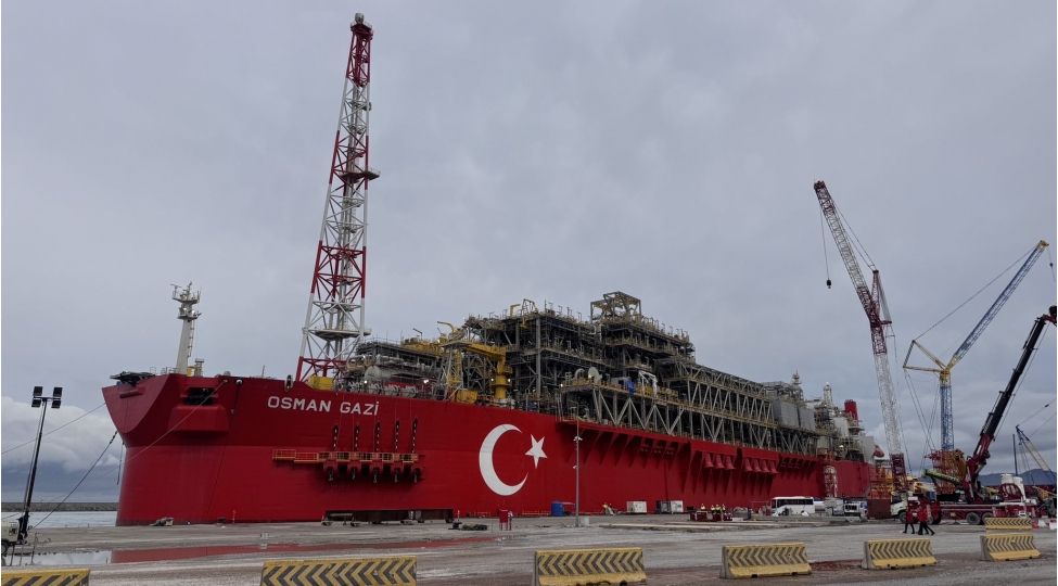 turkiyenin-ilk-uzen-hasilat-platformasi-qara-denize-yola-salinib