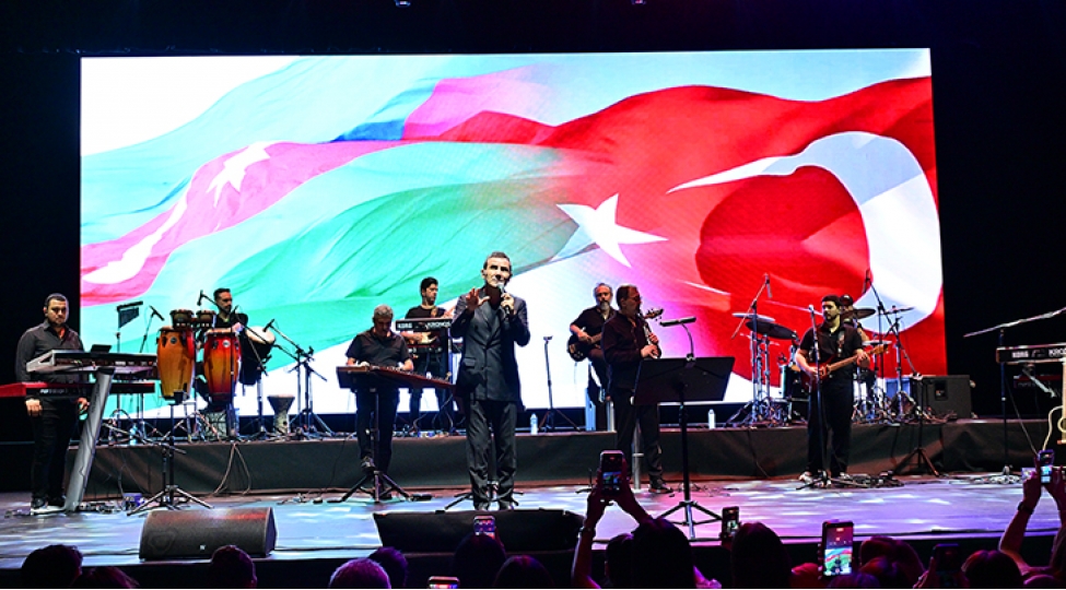 ferhat-gocher-eyyub-huseynzadenin-teshkil-etdiyi-konsertde-ey-eziz-anam-azerbaycani-oxudu