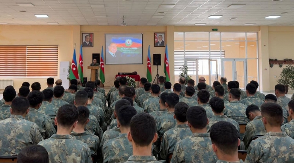 azerbaycan-ordusunda-musteqilliyin-berpasi-gunu-qeyd-olunub