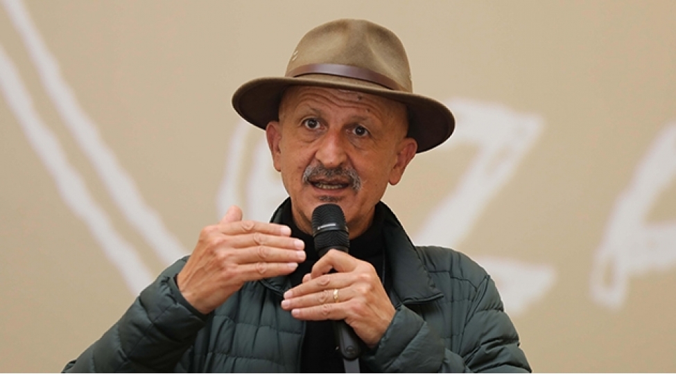 reza-deqati-parisde-etiraz-aksiyalarini-ishiqlandirarken-xesaret-alib