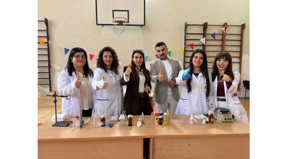 kimya-institutunun-genc-alimleri-mekteblilere-kimyevi-tecrubeler-numayish-etdiribler