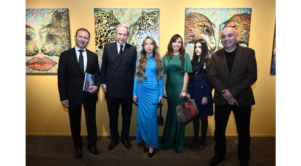 heyder-eliyev-merkezinde-art-weekendin-resmi-achilishi-olub